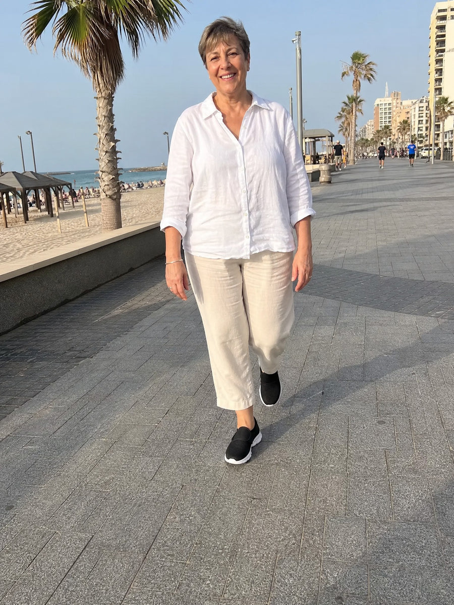 נעלי הליכה רחבות עם רצועה מתכווננת