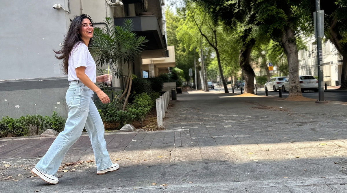 הולכת ברחוב עם סניקרס פלטפורמה לבנות
